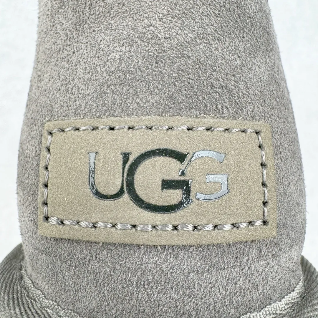 Pick up locally💰520 UGG 6222 Classic short-cut autumn and winter sheepskin and fur integrated snow boots. All shoes are made from the same factory as ZP. Longfeng A-grade Australian imported sheepskin and fur integrated men's and women's boots. Brand OEM production line. Fully follow the ZP process. OEM original pattern maker. Adhering to the principle of no original shoes and no development selection. Pay attention to every detail. The most authentic version on the market. TREADLITE "Light Wing" technology outsole. Lightweight/durable/flexible/pile size: 35 36 37 38 39 40 41 42 43 44 45 Coding: by2936060